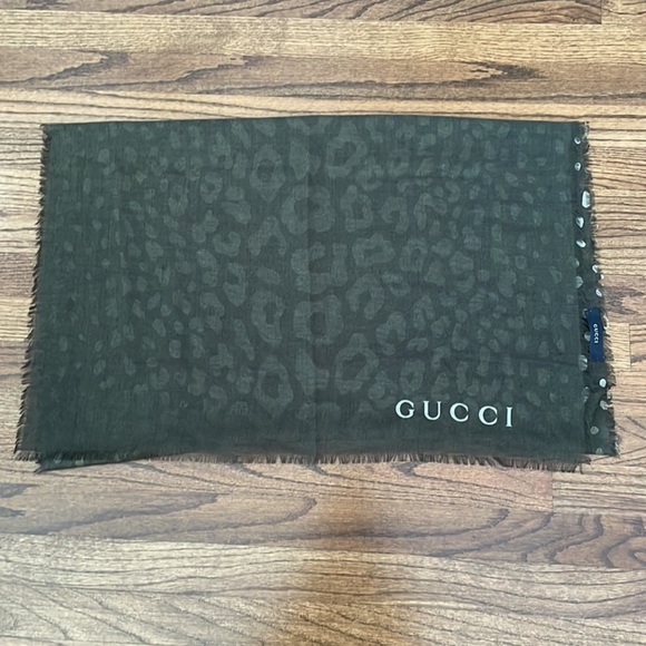GUCCI Dark Green and Cream Lightweight Wool and Silk Animal Print Ombré Scarf - Picture 4 of 6